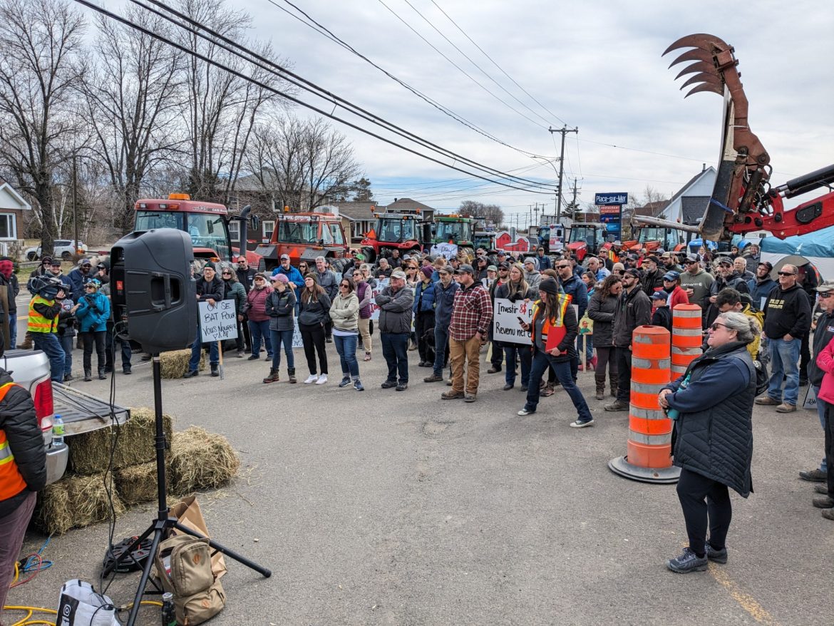Des dizaines de producteurs gaspésiens ont revendiqué des actions, en avril dernier. Photo: CIEU-FM