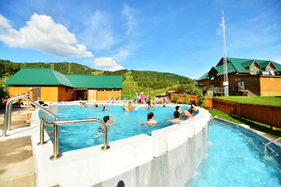 La station de ski disposent de chalets locatifs et d'une piscine au bas des pentes de la montagne qui attire aussi les amateurs de vélo de montagne
