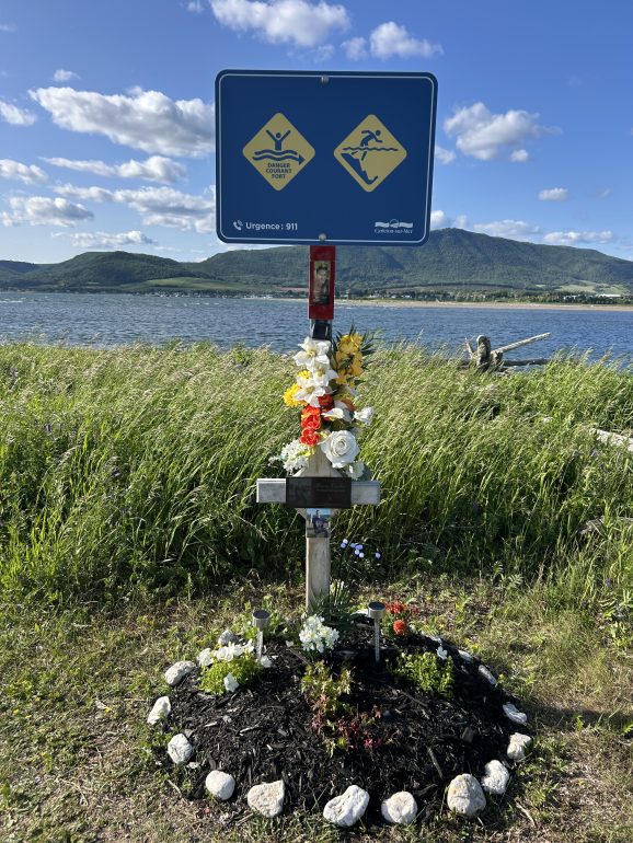Brian Ouellet, 29 ans, a perdu la vie en juin 2023, après avoir été emporté par le courant. Le site rappelle la dangerosité des lieux Photo: Julie Drapeau 